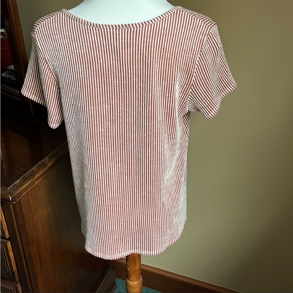 Like new button down, tie front, short sleeve top. - Picture 2 of 4